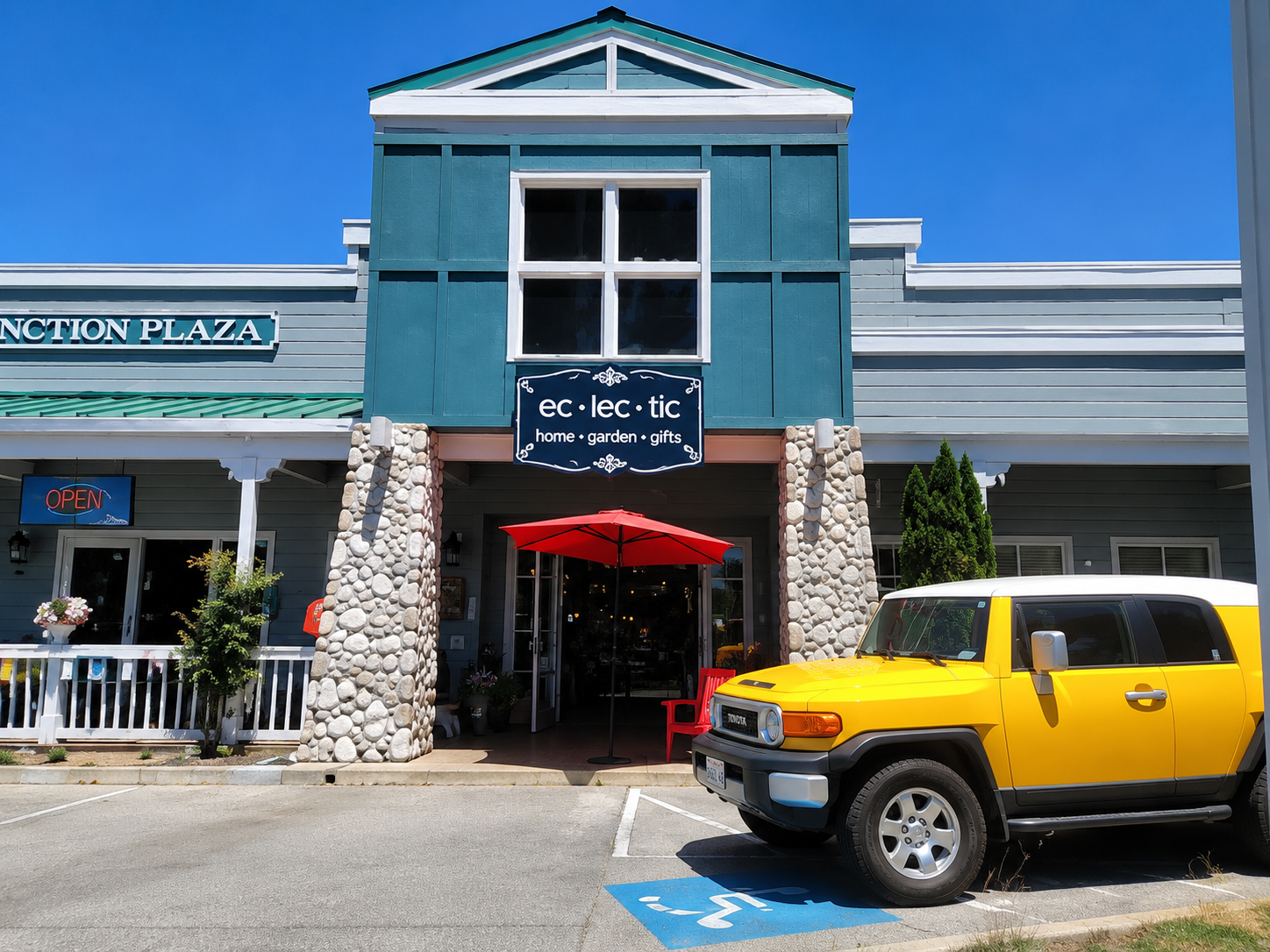 Exterior of Ec.lec.tic in Oakhurst